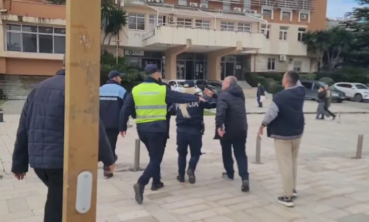 Qytetarët e prekur nga projekti TID ndjekin kryetarin e Këshillit të Qarkut të Durrësit për shpjegime, policia e mbron dhe e shoqëron drejt bashkisë