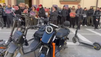 Qytetarët protestojnë përpara Ministrisë së Brendshme, kundërshtojnë për bllokimin e monopatinave