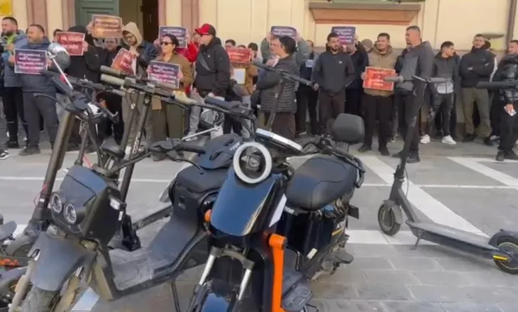 Qytetarët protestojnë përpara Ministrisë së Brendshme, kundërshtojnë për bllokimin e monopatinave