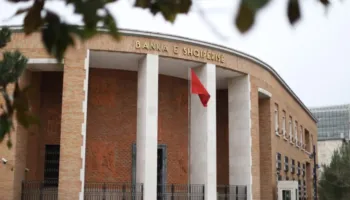 “Qytetarët të informohen”/ Bankat, transparencë për komisionet, rregullorja e re e Bankës së Shqipërisë…