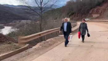 Qytetarët të irrituar nga bllokimi i rrugës, marrin udhën në këmbë nga Librazhdi në Prrenjas