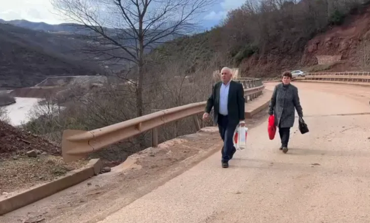 Qytetarët të irrituar nga bllokimi i rrugës, marrin udhën në këmbë nga Librazhdi në Prrenjas