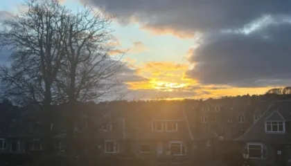 Qyteti skocez zgjohet nga rrezet e diellit pas 21 ditësh në mungesë të tij