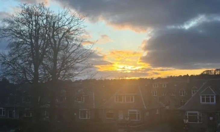 Qyteti skocez zgjohet nga rrezet e diellit pas 21 ditësh në mungesë të tij