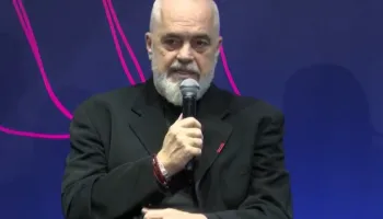 Rama, batuta me ambasadorin Gonzato: Unë jam lart, ti poshtë. Ka edhe më të rëndësishëm sesa ty