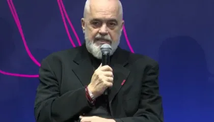 Rama, batuta me ambasadorin Gonzato: Unë jam lart, ti poshtë. Ka edhe më të rëndësishëm sesa ty