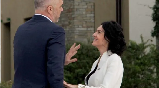 Rama e largoi nga kabineti, Mamica nuk harron t’i thurrë lavde ‘Skëndërbeut’ të saj