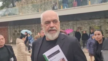 “Rama ik”/ Banorët në Durrës presin me protestë kryeministrin, policia shoqëron disa persona.