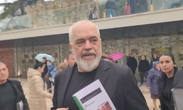 “Rama ik”/ Banorët në Durrës presin me protestë kryeministrin, policia shoqëron disa persona.