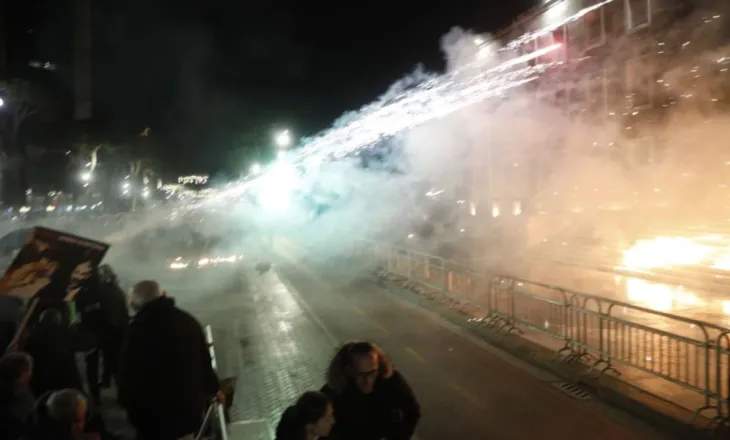 “Rama ik”/ Opozita në bulevard kërkon dorëheqjen e Ramës