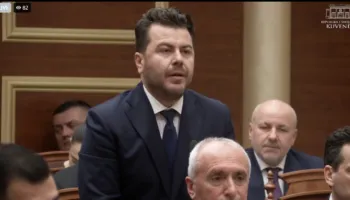 “Rama ju kërcënoi, juve i luteni”/ Kapri i drejtohet deputetëve të PD: Do bashkëpunoni apo jo me qeverinë?