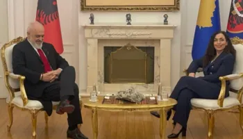 Rama mbërrin në Kosovë, pritet në Presidencë nga Vjosa Osmani