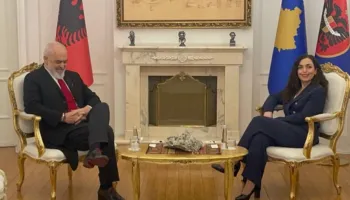 Rama mbërrin në Kosovë, pritet nga presidentja Vjosa Osmani (FOTO)