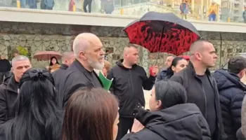 Rama përballet me qytetarët pas daljes nga mbledhja në bashkinë e Durrësit: O hajdut!