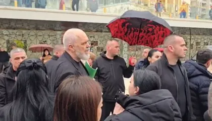 Rama përballet me qytetarët pas daljes nga mbledhja në bashkinë e Durrësit: O hajdut!