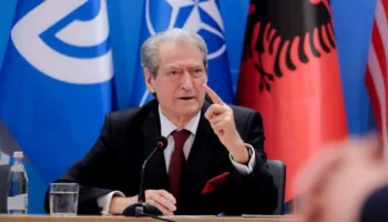 Rama po sillet si lopë e çmendur, kërkon të korruptojë gjykatësit kushtetues për të mbrojtur veten