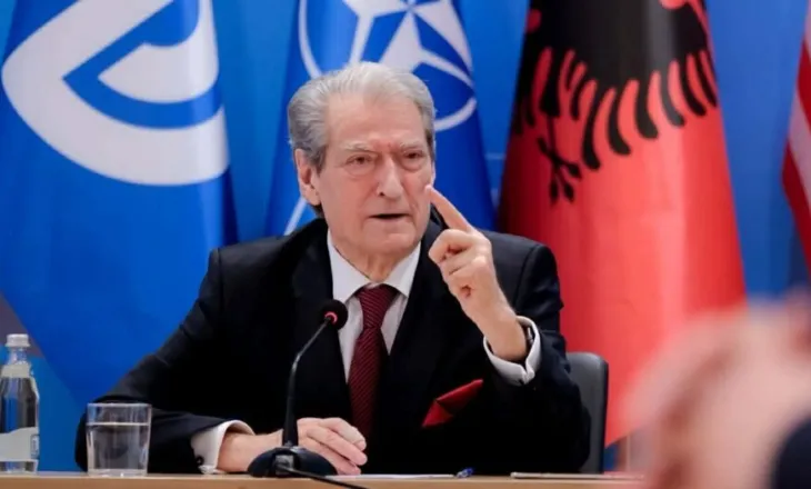 Rama po sillet si lopë e çmendur, kërkon të korruptojë gjykatësit kushtetues për të mbrojtur veten