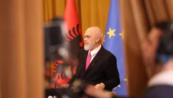 Rama: Prokurorët e SPAK shpërndajnë fletëthirrje si ‘bileta teatri’