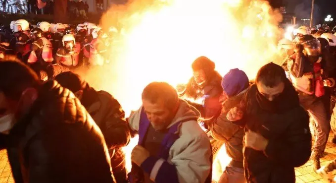 Rama refuzon të shkarkojë Ballukun”/ France24: Shqipëria përfshihet nga një valë protestash antiqeveritare