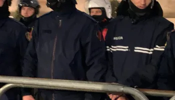 Rama rrethon Kryeministrinë me policë pa numër identifikimi