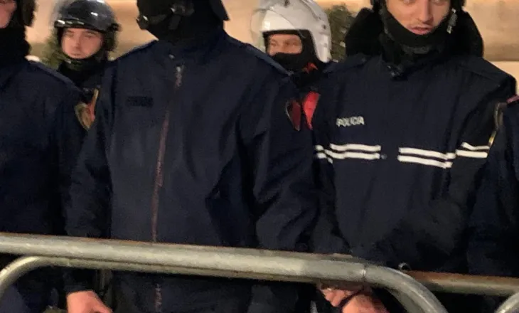 Rama rrethon Kryeministrinë me policë pa numër identifikimi