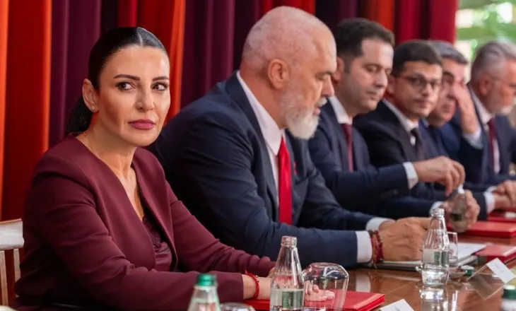 Rama shkarkon Ballukun dhe ndryshon komplet qeverinë, zv.kryeministre emërohet Albana Koçiu