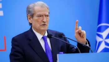 “Rama shpenzoi 30 mijë euro, për të shkuar në Korçë”/ Berisha komenton ‘vizitën’: Qytetarët ta gjuajnë me vezë e domate