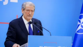 Rama shpenzoi 30 mijë euro për të shkuar në Korçë me dy helikopterë, qytetarët ta gjuajnë me vezë e domate