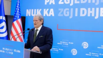 “Rama u bë kryeministër me Sarajet e Surrelit”/ Berisha, konferencë: I tërbuar ai plaçkiti fondet e shqiptarëve