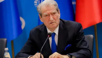 Rama u damkos në Strasburg! Nëse do të shkojë në Këshillin e Europës, shqiptarët do e presin me protesta  Kryetari i PD, Sali Berisha, në mbledhjen e grupit parlamentar tha se, Edi Rama u damkos në Këshillin e Europës gjatë sesionit të fundit në Strasburg, duke e cilësuar paraqitjen e tij si më të keqen përballë përfaqësuesve të parlamenteve europiane. Berisha tha se, Rama humbi seriozitetin dhe besueshmërinë në atë forum, ndërsa paralajmëroi se nëse kryeministri do të tentojë sërish të shkojë në Këshillin e Europës, do të përballet me protesta të fuqishme nga shqiptarët në Francë dhe Gjermani.  Berisha: Ndërkohë, duhet t’u informoj se java e kaluar ishte një javë në të cilën Edi Rama u damkos në tempullin e demokracisë evropiane, në Këshillin e Europës. Para asaj audience, ku përfaqësohen të gjithë parlamentet e Europës, mund t’u pohoj me garanci të plotë se bajlozi i zi, personazhi më i zi në këtë sesion ishte Edi Rama si asnjë tjetër. Në mënyrën më të merituar! Të jemi i sinqertë me ju. Atje ai ka emrin më të keq se çdo njeri tjetër pasi është e regjistruar se pas fjalës së tij të stilit alla-Gedafi, shkoi t’u japë leksion ky, pas fjalës së tij të stilit alla-Gedaf, kryetarët e grupeve parlamentare të të gjithë spektrit u detyruan t’i anulojnë takimin dhe drekën zyrtare. Nuk ka ndodhur kurrë se gjithmonë ka një protokoll, dëshmi e një serioziteti të hekurt. Dhe, ky i ka detyruar t’ia anulojnë, ta rrëzojnë protokollin e tyre. Unë e di se ky po bën përpjekje të mëdha për të shkuar përsëri, se ky kështu e ka, por do të më falin shqiptarët, por aty nuk ka vend për narkodiktatorë. Nuk ka vend për kryeministra hajdutë si ky. Nuk ka vend për ata të cilët sillen si me qenë i biri i Enver Hoxhës aty dhe shanset i ka minimale, për të thënë të pakëta, sidoqoftë se në rast se ky synon të shkojë në atë seli, shqiptarët e Francës dhe Gjermanisë do i ketë para saj. Po, do organizohet një nga protestat më të fuqishme sepse e meriton. Tani, keni parë ju, deputetë me mandate krimi, delinkuentë, kalojnë si hiena nga një sallë në tjetër duke thënë se ja si e nxin ky Shqipërinë, pse unë them të vërtetat dhe mbroj dinjitetin e shqiptarëve që nuk kanë lidhje me këta hajdutë. Kurse ata mbrojnë krimet e tyre.