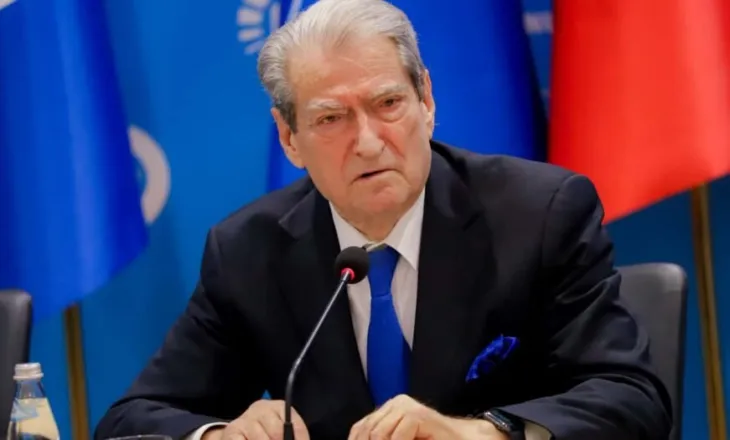 Rama u damkos në Strasburg! Nëse do të shkojë në Këshillin e Europës, shqiptarët do e presin me protesta  Kryetari i PD, Sali Berisha, në mbledhjen e grupit parlamentar tha se, Edi Rama u damkos në Këshillin e Europës gjatë sesionit të fundit në Strasburg, duke e cilësuar paraqitjen e tij si më të keqen përballë përfaqësuesve të parlamenteve europiane. Berisha tha se, Rama humbi seriozitetin dhe besueshmërinë në atë forum, ndërsa paralajmëroi se nëse kryeministri do të tentojë sërish të shkojë në Këshillin e Europës, do të përballet me protesta të fuqishme nga shqiptarët në Francë dhe Gjermani.  Berisha: Ndërkohë, duhet t’u informoj se java e kaluar ishte një javë në të cilën Edi Rama u damkos në tempullin e demokracisë evropiane, në Këshillin e Europës. Para asaj audience, ku përfaqësohen të gjithë parlamentet e Europës, mund t’u pohoj me garanci të plotë se bajlozi i zi, personazhi më i zi në këtë sesion ishte Edi Rama si asnjë tjetër. Në mënyrën më të merituar! Të jemi i sinqertë me ju. Atje ai ka emrin më të keq se çdo njeri tjetër pasi është e regjistruar se pas fjalës së tij të stilit alla-Gedafi, shkoi t’u japë leksion ky, pas fjalës së tij të stilit alla-Gedaf, kryetarët e grupeve parlamentare të të gjithë spektrit u detyruan t’i anulojnë takimin dhe drekën zyrtare. Nuk ka ndodhur kurrë se gjithmonë ka një protokoll, dëshmi e një serioziteti të hekurt. Dhe, ky i ka detyruar t’ia anulojnë, ta rrëzojnë protokollin e tyre. Unë e di se ky po bën përpjekje të mëdha për të shkuar përsëri, se ky kështu e ka, por do të më falin shqiptarët, por aty nuk ka vend për narkodiktatorë. Nuk ka vend për kryeministra hajdutë si ky. Nuk ka vend për ata të cilët sillen si me qenë i biri i Enver Hoxhës aty dhe shanset i ka minimale, për të thënë të pakëta, sidoqoftë se në rast se ky synon të shkojë në atë seli, shqiptarët e Francës dhe Gjermanisë do i ketë para saj. Po, do organizohet një nga protestat më të fuqishme sepse e meriton. Tani, keni parë ju, deputetë me mandate krimi, delinkuentë, kalojnë si hiena nga një sallë në tjetër duke thënë se ja si e nxin ky Shqipërinë, pse unë them të vërtetat dhe mbroj dinjitetin e shqiptarëve që nuk kanë lidhje me këta hajdutë. Kurse ata mbrojnë krimet e tyre.