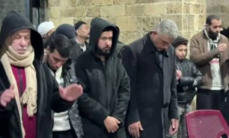 Ramazani në Gaza, besimtarët falen për paqe ndërsa kriza humanitare rëndon jetesën