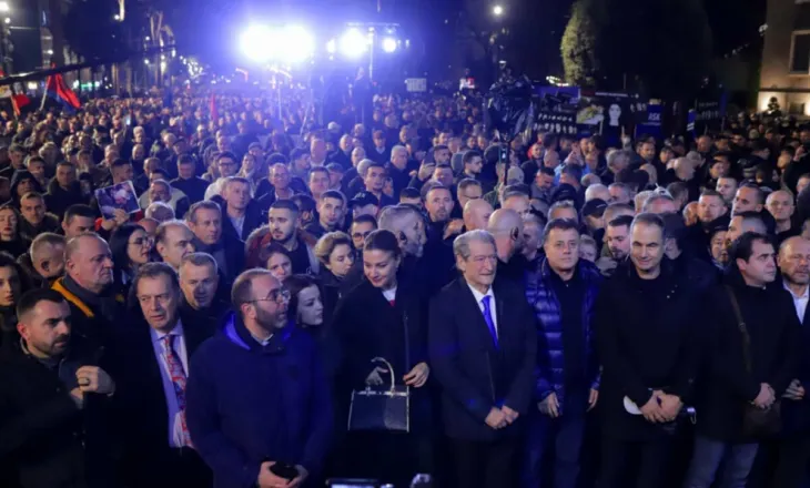 “Reagim dinjitoz”/ Gazment Bardhi ndan momente nga protesta e opozitës, duke falënderuar qytetarët për pjesëmarrjen