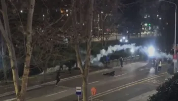 Reagimi nga Policia, momenti kur protestuesi goditet në kokë