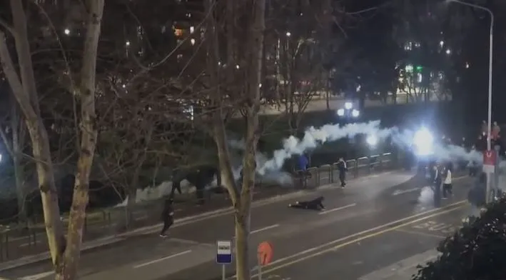 Reagimi nga Policia, momenti kur protestuesi goditet në kokë