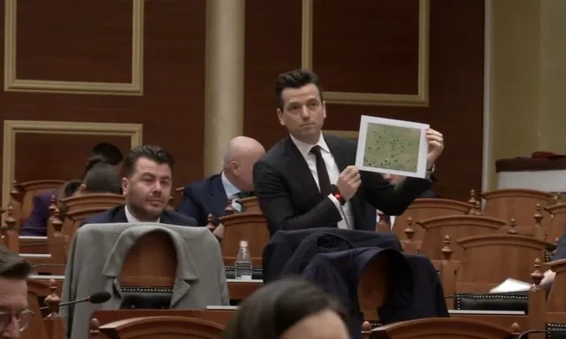 “Realiteti është një fushë me lopë”, Shehaj nxjerr foton, reagon Ibrahimaj: Është në fazën virtuale