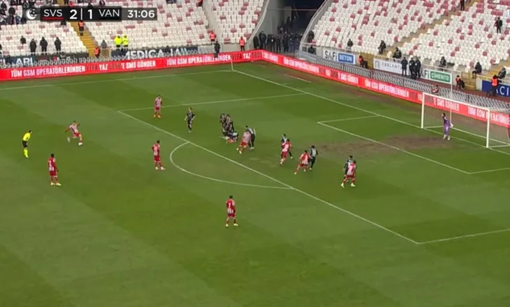 Rei Manaj në versionin “Cristiano Ronaldo”. Dopietë nga sulmuesi kuqezi, goli nga goditja e dënimit ishte i jashtëzakonshëm (video)