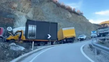 Rëndohet situata në Librazhd-Prrenjas/ Kamionët e OSHEE-së bllokojnë dhe rrugën alternative