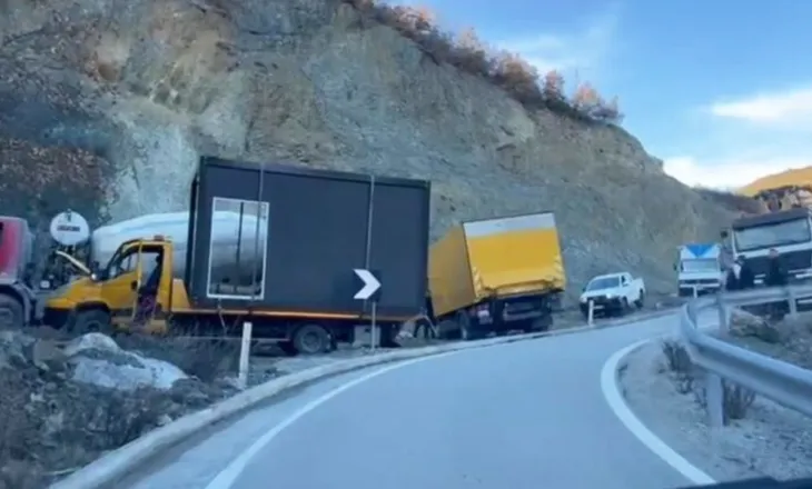 Rëndohet situata në Librazhd-Prrenjas/ Kamionët e OSHEE-së bllokojnë dhe rrugën alternative