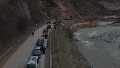 Rëndohet situata nga bllokimi i rrutës Librazhd–Qafë Thanë, krijohet mbi 20 km radhë makinash (FOTO)