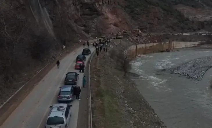 Rëndohet situata nga bllokimi i rrutës Librazhd–Qafë Thanë, krijohet mbi 20 km radhë makinash (FOTO)