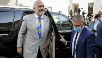 Rënia e liderit global dhe ngritja e Sanço Panço-s së Surrelit