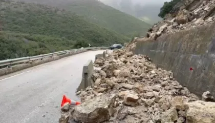 Rënie gurësh në aksin Dhërmi-Himarë, vështirësohet qarkullimi i automjeteve