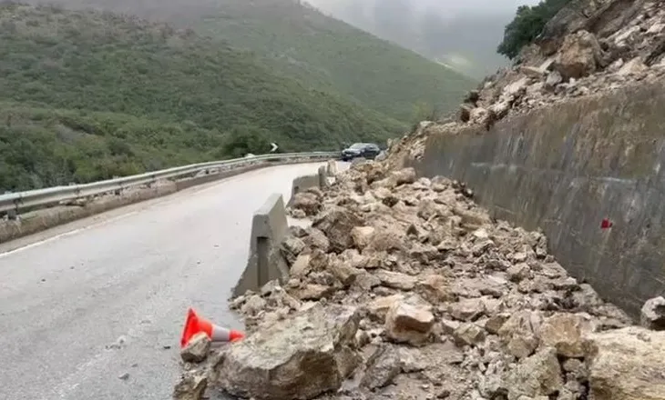 Rënie gurësh në aksin Dhërmi-Himarë, vështirësohet qarkullimi i automjeteve