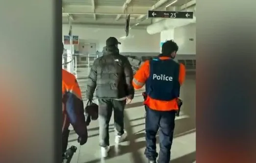 Reperi Getinjo shihet i shoqëruar me policë në aeroport