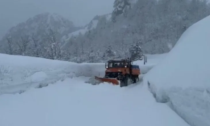 Reshje bore dhe temperatura të ulëta, bllokohet sërish nga ortekët Qafë Thore