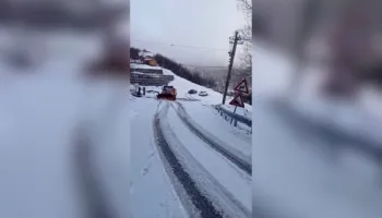 Reshje dëbore në Korçë, autoritetet apelojnë për përdorimin e gomave dimërore