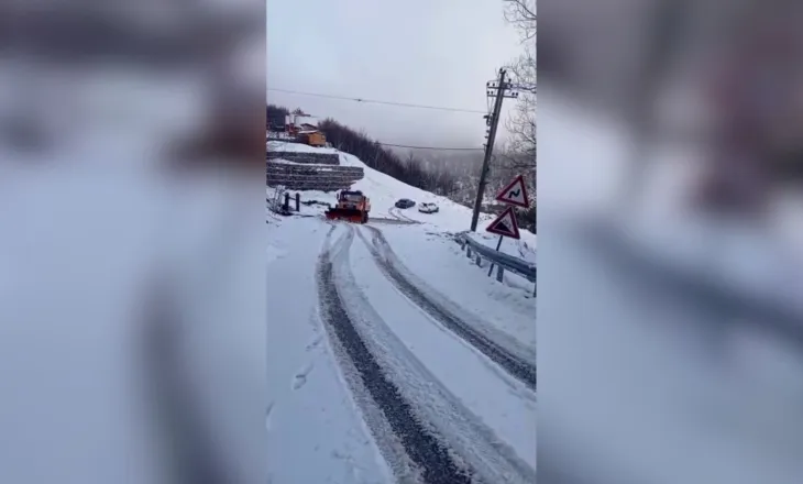 Reshje dëbore në Korçë, autoritetet apelojnë për përdorimin e gomave dimërore