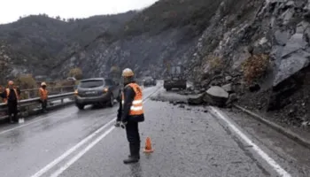 Reshje dhe probleme në rrugë, mot i paqëndrueshëm. Java nis me shi, por si parashikohen temperaturat