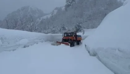 Reshje intensive në Qarkun Shkodër, rrezik përmbytjesh në Obot dhe borë mbi 50 cm në Theth